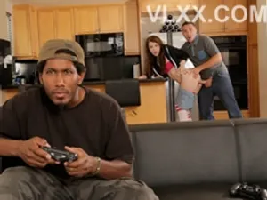 Người đẹp ngọt ngào quá! Một buổi biểu diễn kép với một bạn tình mới! Con cặc to ngậm sâu vào cổ họng, mỗi lần nhét vào bên dưới, lồn khít không có lông, mông nhô lên và quan hệ tình dục qua đường hậu môn