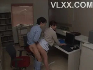 Vừa địt vừa nghe điện thoại của chồng