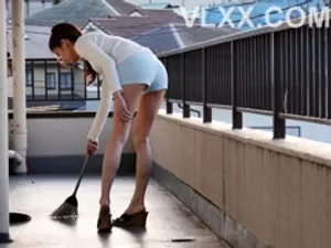 Mẹ chồng: "Con rửa bát cũng không cho mẹ đi, cẩn thận đừng để Hạ (vợ tôi) nhìn thấy đấy."