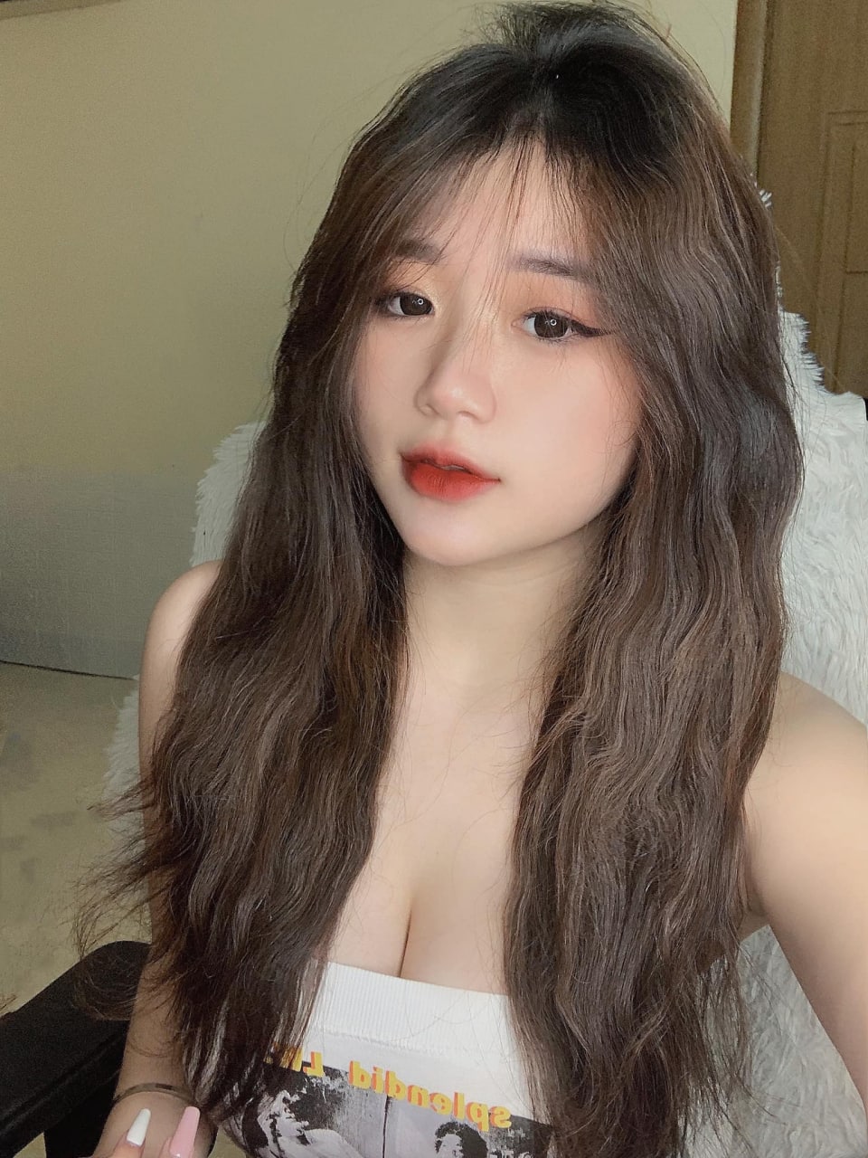 Mật vụ trong cung điện, đẩy cô gái mặc đồ trắng đến siêu nữ thần ở nhà, đẩy tay cô trực tiếp vào quần lót của cô, và cô bắt đầu rên rỉ