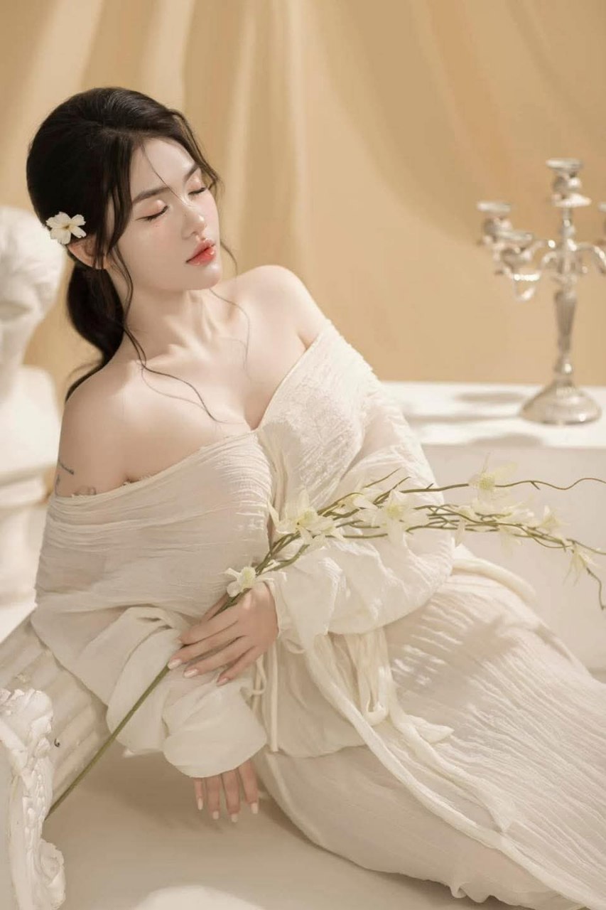 [Ngàn Sao] (Vòng 2) Tôi đã hẹn một cô gái trẻ tóc ngắn ngực to để quan hệ tình dục, mặc tất đen và thổi kèn cho cô ấy trước ống kính máy quay...